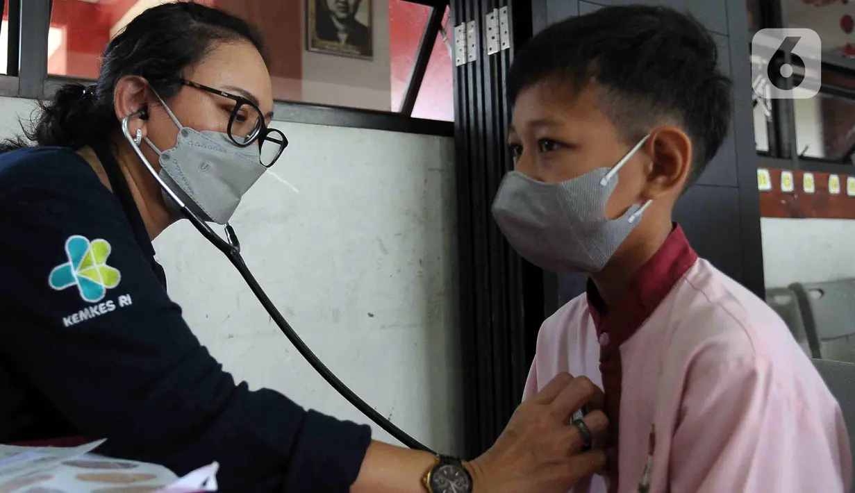 <p>Dokter memeriksa kesehatan anak Sekolah Dasar Negeri 06 Lubang Buaya, Jakarta, Jumat (25/8/2023). Pemeriksaan dilakukan untuk menskrining kemungkinan anak-anak terjangkit Infeksi Saluran Pernapasan Akut (ISPA). (merdeka.com/Imam Buhori)</p>