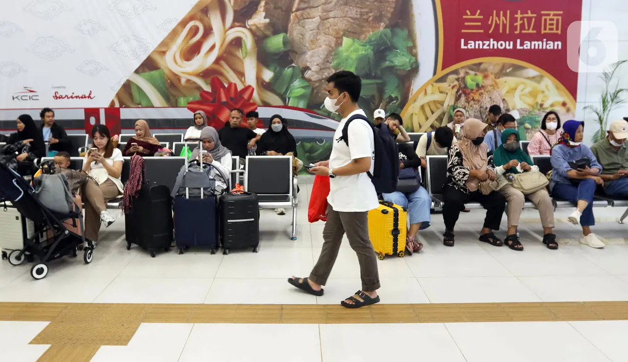 Masyarakat dapat melihat jadwal terbaru Whoosh di aplikasi Whoosh, web kcic.co.id, sosial media Kereta Cepat ID, dan seluruh kanal penjualan resmi tiket Whoosh. (Liputan6.com/Herman Zakharia)