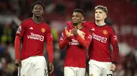 Selebrasi tiga pemain Manchester United (dari kiri) Kobbie Mainoo, Amad Diallo dan Alejandro Garnacho merayakan kemenangan 3-2 atas Newcastle United setelah berakhirnya laga tunda pekan ke-34 Liga Inggris 2023/2024 di Old Trafford Stadium, Manchester, Rabu (15/5/2024). (AP Photo/Dave Thompson)