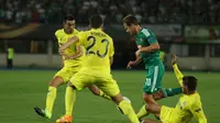 JAGA LAWAN – Gelandang serang Rapid Louis Schaub mendapat kawalan ketat dari tiga pemain Villarreal CF di laga perdana Grup E Liga Eropa di Stadion Ernst Happel, Wina. (Bola.com/Reza Khomaini)  