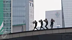 Sejumlah polisi bersenjata lengkap ikut ambil bagian dalam simulasi penanggulangan bom di lapangan Direktorat Sabhara Polda Metro Jaya, Kamis (4/2). Simulasi dilakukan untuk menempa kemampuan Polri dalam mengatasi teroris. (Liputan6.com/Immanuel Antonius)