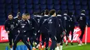 Diketahui, saat ini, Les Blues nyaman berada di puncak Grup D dengan nilai 10. Timnas Prancis unggul tiga poin atas Ukraina yang berada di peringkat kedua. Tampak dalam foto, penyerang Prancis, Kylian Mbappe (kedua kiri) saat mengikuti sesi latihan di Stadion Parc des Princes, Paris, pada Rabu 12 November 2025. (FRANCK FIFE/AFP)
