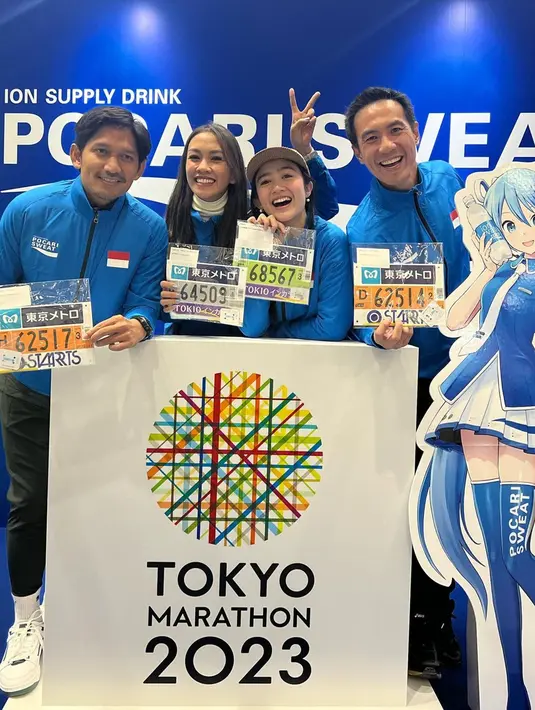Melanie Putri juga menjadi salah satu seleb Indonesia yang mengikuti ajang Tokyo Marathon. Puteri Indonesia 2002 itu bahkan berhasil mendapat medali. Tidak sendiri, Melanie bertolak ke Jepang bersama sang suami. Ia juga mengunggah potret kebersamaan bareng ketiga artis lainnya. Model 40 tahun itu berharap bisa menginspirasi, terutama pelari di Indonesia. (Liputan6.com/IG/@melanieputria)