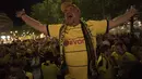 Para supporter Dortmund merayakan gelar juara DFB Pokal usai mengalahkan Frankfurt pada laga final di Stadion Olympic, Berlin, Sabtu (27/5/2017). Dortmund menang 2-1 atas Frankfurt. (EPA/Carsten Koall)