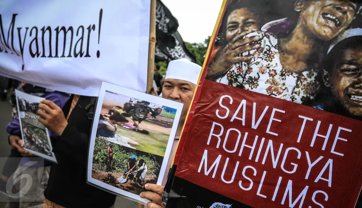 Para massa membawa poster kecaman saat menggelar aksi unjuk rasa di depan Istana Merdeka, Jakarta, Kamis (24/11). Dalam aksinya mereka mengecam keras pembunuhan kaum minoritas muslim di Rohingya, Myanmar. (Liputan6.com/Faizal Fanani)