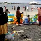 Sejumlah pengunjung bermain di pantai  Ancol, Jakarta, Selasa (5/2). Libur Tahun Baru Imlek 2570 ancol masih menjadi tempat wisata pilihan untuk warga Jakarta dan sekitarnya. (Liputan6.com/Johan Tallo)