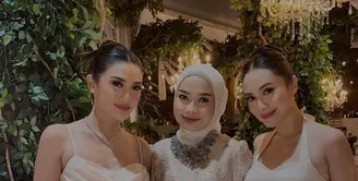 Selain sang mempelai wanita, penampilan para bridesmaid yang mendampingi juga tak luput dari perhatian. Termasuk Anissa Aziza dan Merdianti Octavia. [@merdioctav/@anissaaziza]
