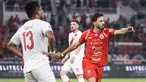 Gelandang serang Persija, Jean Mota Oliveira de Sousa (kanan) merayakan golnya saat melawan Persis Solo pada pertandingan pekan ke-30 BRI Super League 2025/2026 di Stadion Utama Gelora Bung Karno (SUGBK), Jakarta, Senin 27 April 2026 malam WIB. (Bola.com/Abdul Aziz)