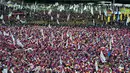 Pendemo mengatakan mereka akan mendesak pemerintah untuk menarik keputusannya untuk memperkenalkan kembali buku pelajaran sejarah versi pemerintah untuk siswa SMP dan SMA mulai tahun ajaran 2017, Seoul, Sabtu (14/11/2015). (AFP Photo/Jung Yeon)