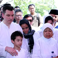 Suasana pemakaman ibu dari Maudy Koesnaedi (Wimbarsana/bintang.com)