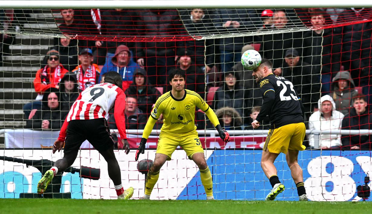 Lammens tampil solid di bawah mistar Setan Merah. Kiper asal Belgia tersebut juga berhasil melakukan clean sheet dalam laga tersebut. (AFP/Andy Buchanan)