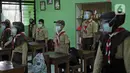 Sejumlah siswa mengikuti uji coba kegiatan belajar tatap muka di SDN Kenari 07/08 Pagi, Jakarta, Rabu (9/6/2021). SDN Kenari 07/08 Pagi telah menjalani evaluasi (assesment) dan dinilai telah memenuhi persyaratan untuk pembelajaran tatap muka sesuai protokol kesehatan. (Liputan6.com/Herman Zakharia)