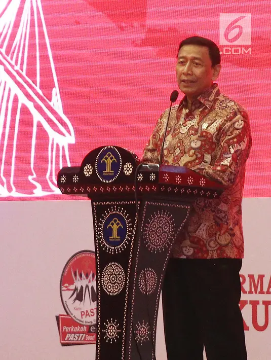 Menko Polhukam Wiranto memberi sambutan saat pelantikan Pengurus Pusat Ikatan Sarjana Hukum Indonesia (ISHI) di Kemenkumham, Jakarta, Senin (30/7). Acara ini dalam rangka Pengukuhan PP ISHI 2018-2023. (Liputan6.com/Herman Zakharia)