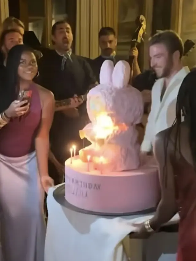 Madonna Rayakan Ulang Tahun ke-67 di Italia dapat kue Labubu besar. [@madonna]