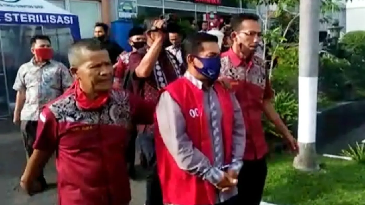 Tersangka penilap infak Masjid Raya Sumbar digiring ke Rutan Anak Air Padang.