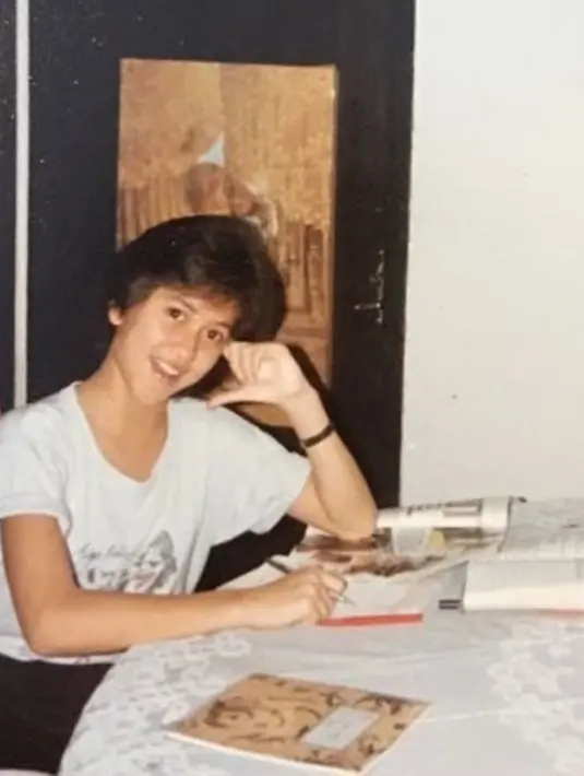 Ini dia foto lawas Venna Melinda saat masih remaja. Foto remaja ibunda Athalla Naufal ini ramai disebut netizen mirip dengan Putri Diana. Paras menawan sedari dulu ini menjadi bukti bahwa kecantikan  Venna Melinda tak pernah luntur oleh waktu. (Liputan6.com/IG/vennamelindareal)