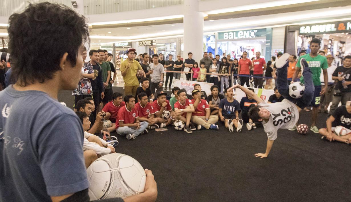 Seorang freestyler melakukan handstand pada acara  Indonesian Freestyle Football Championship 2015 di Mall Pluit Village, Jakarta, Sabtu (14/11/2015). (Bola.com/Vitalis Yogi Trisna)