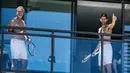 Petenis pria peringkat satu dunia, Novak Djokovic menyapa penggemarnya disela-sela menjalani latihan dari balkon hotel, Adelaide, Australia, Rabu (20/1/2021). (Foto: AFP/Morgan Sette)