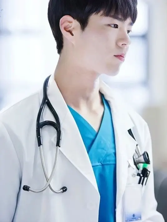 Mungkin kondisi seorang psien akan cepat membaik ketika dirawat dokter setampan Park Bo Gum. (Foto: koreaboo.com)