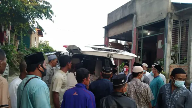 Muhammad Surya melepas jenazah ayahnya. (Foto: Istimewa)