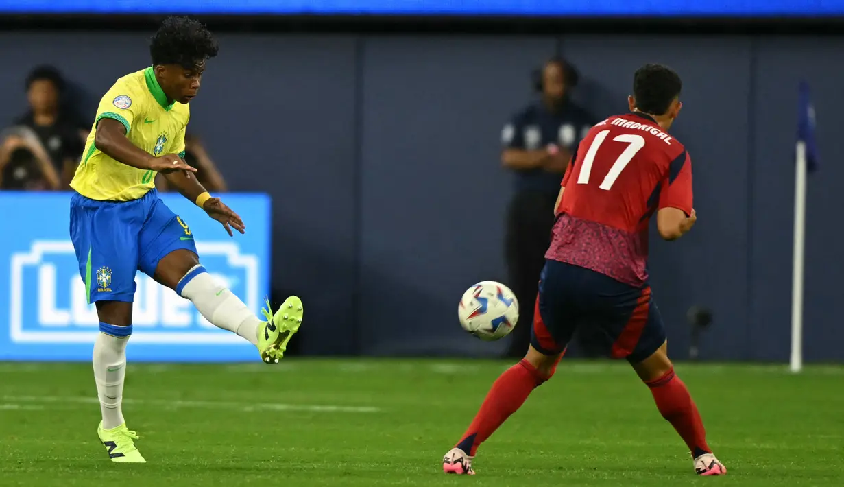 Pemain muda Brasil, Endrick (kiri) menendang bola dibayangi pemain Kosta Rika pada laga Grup D Copa America 2024 di SoFi Stadium, Inglewood, California, Selasa (25/06/2024) WIB. (AFP/Pattrick T. Fallon)