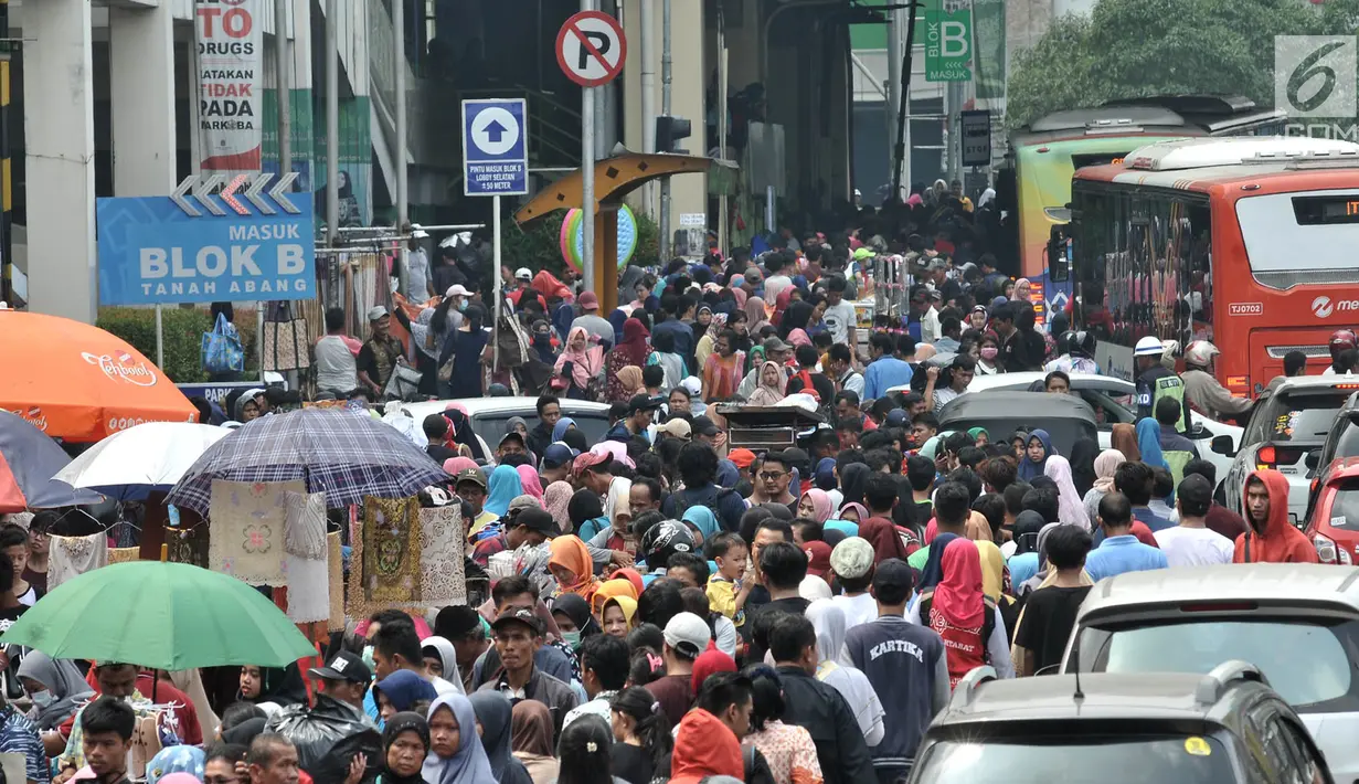 Suasana kepadatan pusat perbelanjaan Blok B Pasar Tanah Abang, Jakarta, Minggu (10/6). H-5 mendekati Lebaran, PASAR Tanah Abang semakin dipadati pengunjung sehingga lalu lintas kawasan tersebut semakin parah. (Merdeka.com/Iqbal S. Nugroho)