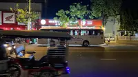 Penampakan bus yang digunakan Timnas Thailand U-22 sedang terparkir di depan restoran Chinese Food pada malam setelah mereka meraih medali perak SEA Games 2023 di Phnom Penh, Kamboja, Selasa (16/5/2023) malam WIB. (Bola.com/Gregah Nurikhsani)