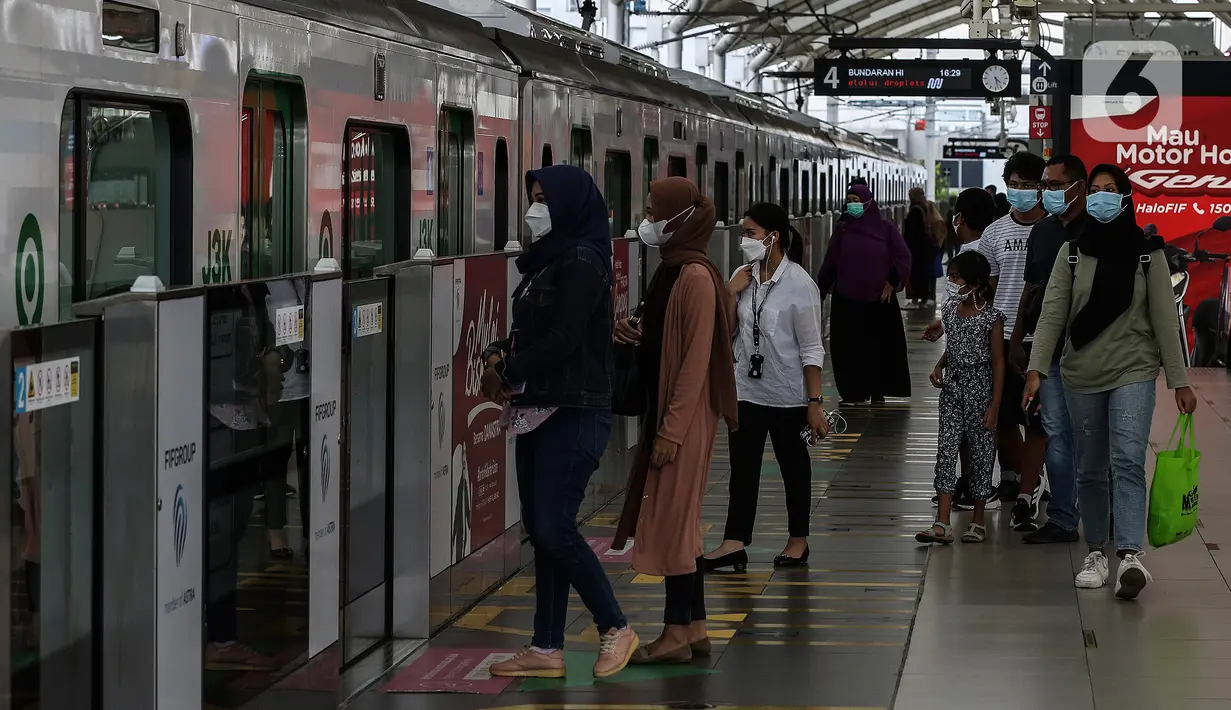 <p>Penumpang menunggu untuk menaiki kereta MRT di Stasiun MRT, kawasan Jakarta, Senin (15/2/2021). Mulai 11 Februari 2021, PT MRT Jakarta (Perseroda) memberlakukan jadwal operasional kereta pukul 05.00-22.00 WIB pada Senin-Jumat dan di akhir pekan mulai pukul 06.00-22.00 WIB. (Liputan6.com/Johan Tallo)</p>