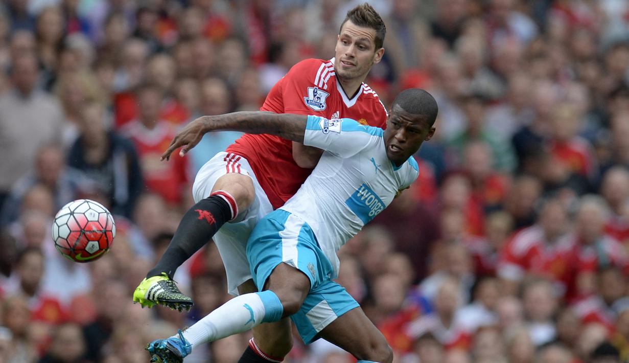 Morgan Schneiderlin. Gelandang bertahan berusia 31 tahun ini didatangkan Manchester United dari Southampton pada 2015/2016 dengan nilai transfer sebesar 35 juta euro atau setara Rp.574 miliar. Hanya bertahan 1,5 musim, ia tampil dalam 47 laga dengan torehan 1 gol dan 1 assist. (AFP/Oli Scarff)