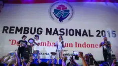 Grup band Slank memeriahkan Forum Rambug Nasional 2015 di Jiexpo Kemayoran, Jakarta, Selasa (15/12). Forum tersebut bertema 'Desa membangun Indonesia'. (Liputan6.com/Faizal Fanani)