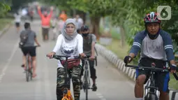 Warga berolahraga di Kanal Banjir Timur (KBT), Jakarta, Sabtu (8/8/2020). Olahraga yang dilakukan masyarakat diharapkan mampu meningkatkan imunitas tubuh di tengah pembatasan sosial berskala besar dan masih merebaknya virus corona. (merdeka.com/Imam Buhori)