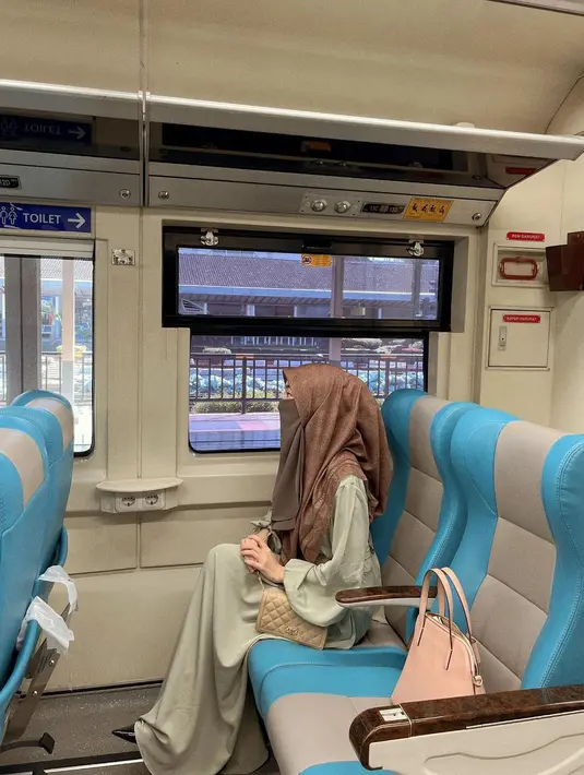 Larissa Chou saat berada di dalam kereta. Wanita berdarah Cirebon ini tetap cantik dan menawan dengan cadar yang ia kenakan. (Instagram/larissachou)