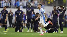 Penyerang Argentina Nicolás Gonzalez merayakan kemenangan atas Ekuador dalam adu penalty pada perempat final Copa America 2024 di Stadion NRG, Houston, Texas, AS, Jumat (5/7/2024). (AP Photo/Julio Cortez)