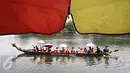 Sejumlah pengunjung menaiki perahu di kawasan wisata Setu Babakan, Jakarta Selatan, Sabtu (2/1/2016). Setu Babakan menjadi destinasi wisata alternatif dengan biaya yang relatif terjangkau. (Liputan6.com/Immanuel Antonius)