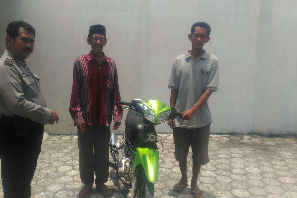 Pemuda bugil bawa kabur motor warga (Dian Kurniawan/Liputan6.com)