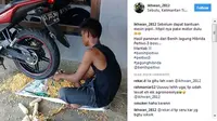 Seorang petani di Kalimantan Timur merontokan biji jagung menggunakan tapak ban sepeda motor Yamaha V-Ixion.