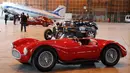 Mobil Maserati A6 GCS tahun 1953 dipamerkan di hanggar Orly, Paris, Senin (26/11). Mobil antik yang akan dilelang oleh rumah lelang Artcurial pada acara Retromobile digelar pada 8 Februari 2019. (Francois Guillot / AFP)