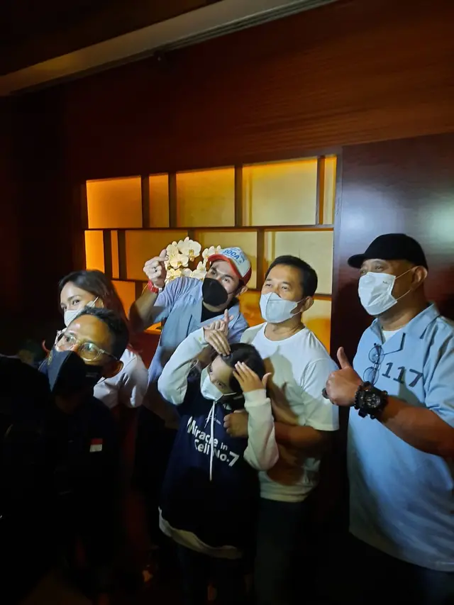 Hanung Bramantyo Dapat Kado Ultah dari Sandiaga Uno.