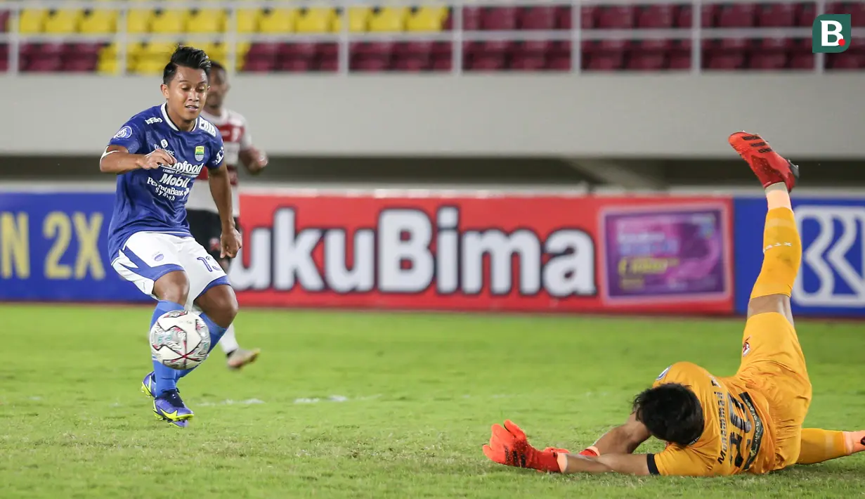 Kiper Madura United, Muhammad Ridho berkali-kali harus meladeni serangan demi serangan yang dilancarkan pemain Persib Bandung. (Bola.com/Bagaskara Lazuardi)