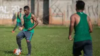 Gelandang serang PS TNI, Pandi Lestaluhu, berusaha mengontrol bola saat mengikuti latihan untuk seleksi Timnas Indonesia U-19. (Bola.com/Vitalis Yogi Trisna)