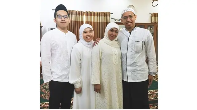 Keluarga kecil Khofifah kerap memakai baju senada, kompak banget