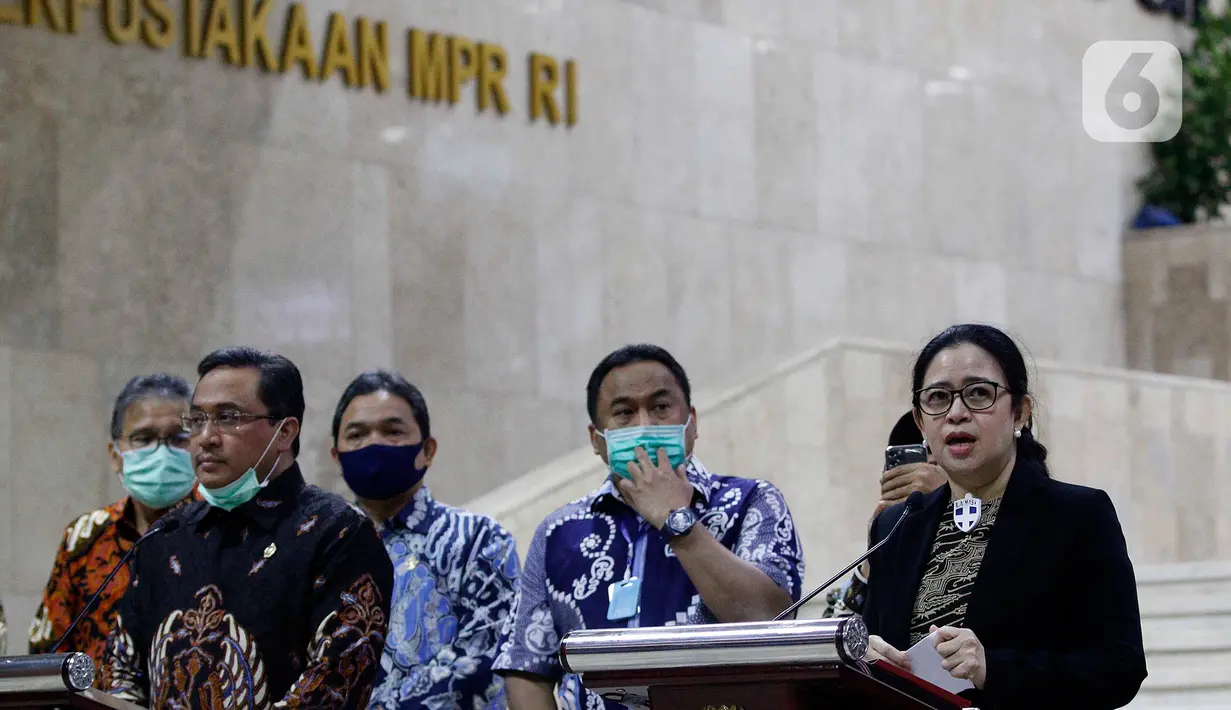 Ketua DPR Puan Maharani bersama Ketua BPK RI Agung Firman Sampurna memberikan keterangan pers usai menggelar pertemuan di kompleks Parlemen, Jakarta, Selasa (30/6/2020). DPR meminta BPK untuk mengawasi pengelolaan anggaran pemerintah untuk penanganan Covid-19. (Liputan6.com/Johan Tallo)