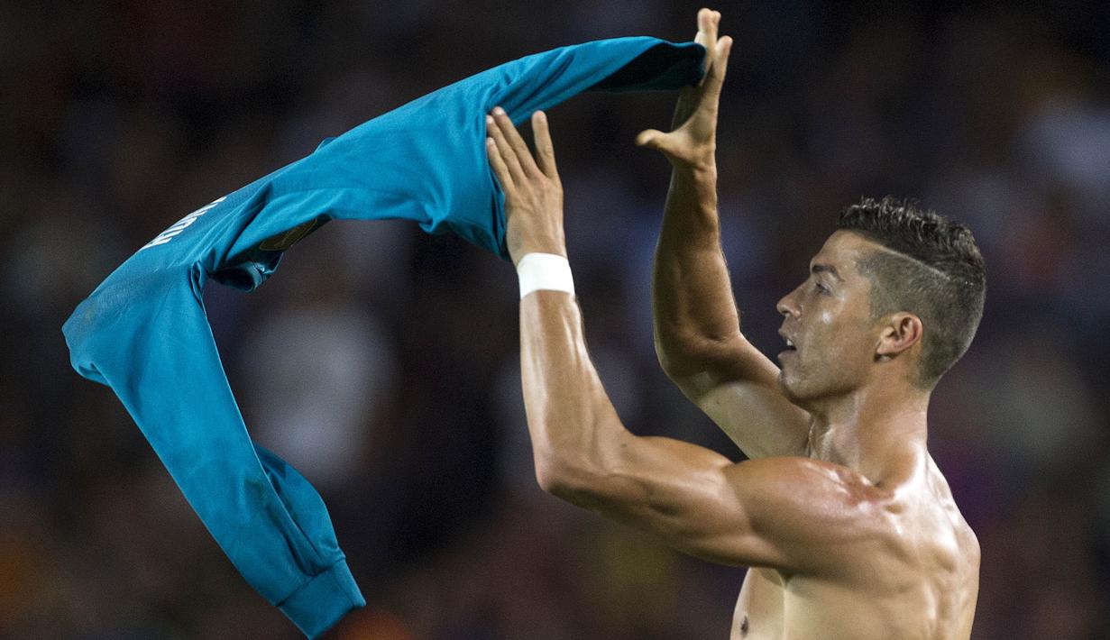 Sama seperti Lionel Messi, Cristiano Ronaldo langsung mendapat kartu kuning karena dianggap wasit melakukan selebrasi berlebihan. (AFP/Stringer)