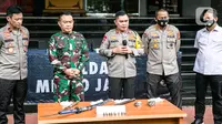 Kapolda Metro Jaya Irjen Fadil Imran (tengah) bersama Pangdam Jaya Mayjen Dudung Abdurachman (kedua kiri) memberi keterangan terkait penyerangan petugas di Polda Metro Jaya, Jakarta, Senin (7/12/2020). Polisi menembak mati enam pengikut Rizieq Shihab pada dini hari tadi. (Liputan6.com/Faizal Fanani)