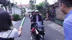 Artis senior Ria Irawan bersama sang suami, Mayky Wongkar merayakan pernikahannya usai melangsungkan pernikahan di KUA Lebak Bulus, Jakarta, Jumat (23/12). Ini merupakan pernikahan kedua Ria Irawan. (Liputan6.com/Herman Zakharia)