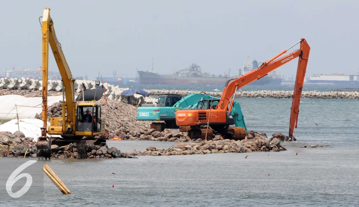 Suasana pengerukkan alat berat proyek pembangunan reklamasi Teluk Jakarta di Pantai Utara Jakarta, Rabu (16/3). Meskipun menuai pro dan kontra, proyek tersebut terus berjalan dan rencananya akan rampung pada akhir tahun 2018. (Liputan6.com/Helmi Afandi)