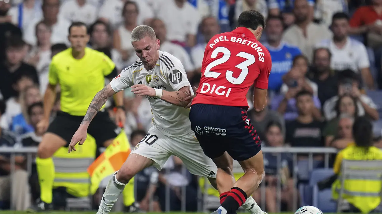 Aksi Franco Mastantuono berebut bola dengan Abel Bretones di laga Real Madrid vs Osasuna di Santiago Bernabeu, Rabu (20/08/2025). (AP Photo/Manu Fernandez)