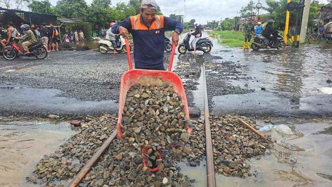 Rel Banjir Ditimbun Batu, KA Pandalungan dan Blambangan Ekspres Kembali Beroperasi