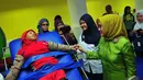 Istri Wakil Presiden RI Mufidah Jusuf Kalla berbincang dengan salah seorang anak saat menghadiri acara 60 tahun Yayasan Pembinaan Anak Cacat (YPAC) Jakarta, Rabu (5/11/2014) (Liputan6.com/Johan Tallo)