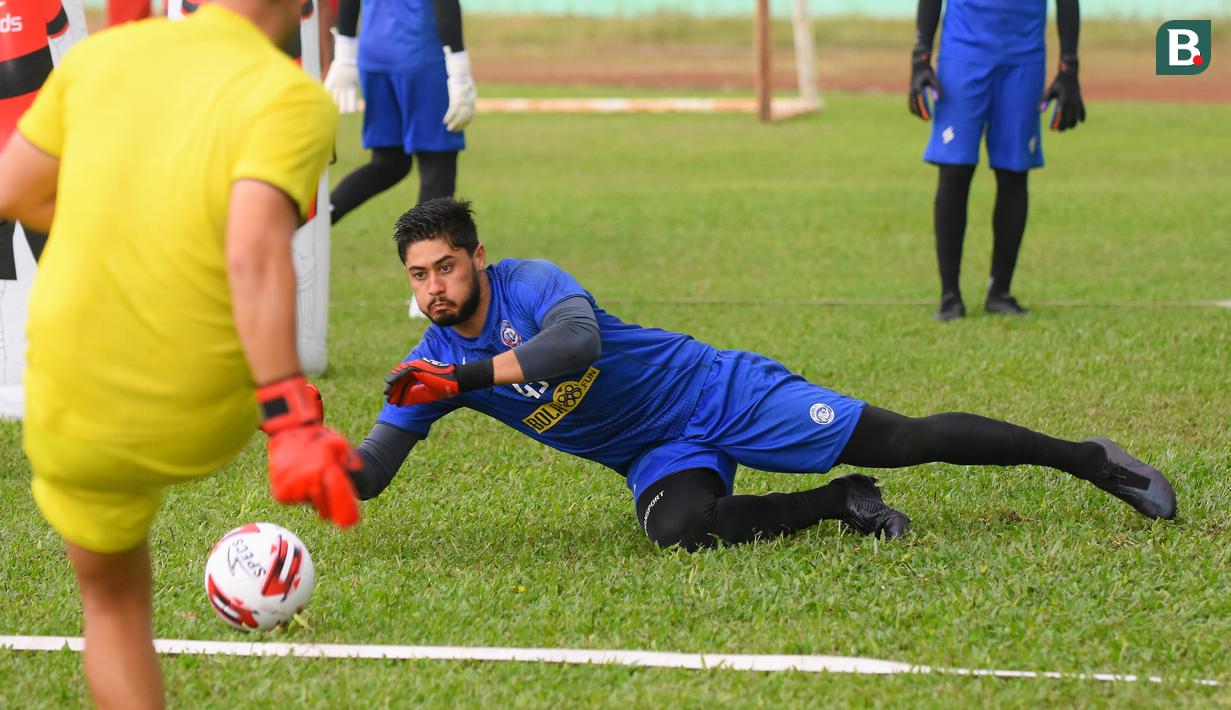 Maklum, Felipe Americo memang menggenjot program latihan kiper Arema FC setelah hasil buruk yang diraih di Piala Menpora 2021. Refleks dan fisik kiper terus diperbaiki dalam sesi latihan. (Foto Bola.com/Iwan Setiawan)